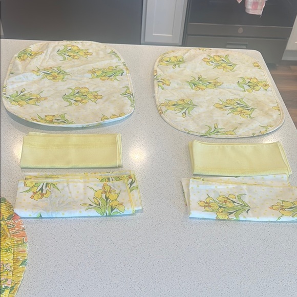 Other - Vintage Floral Yellow Kitchen Set of 2 placemats 4 napkins